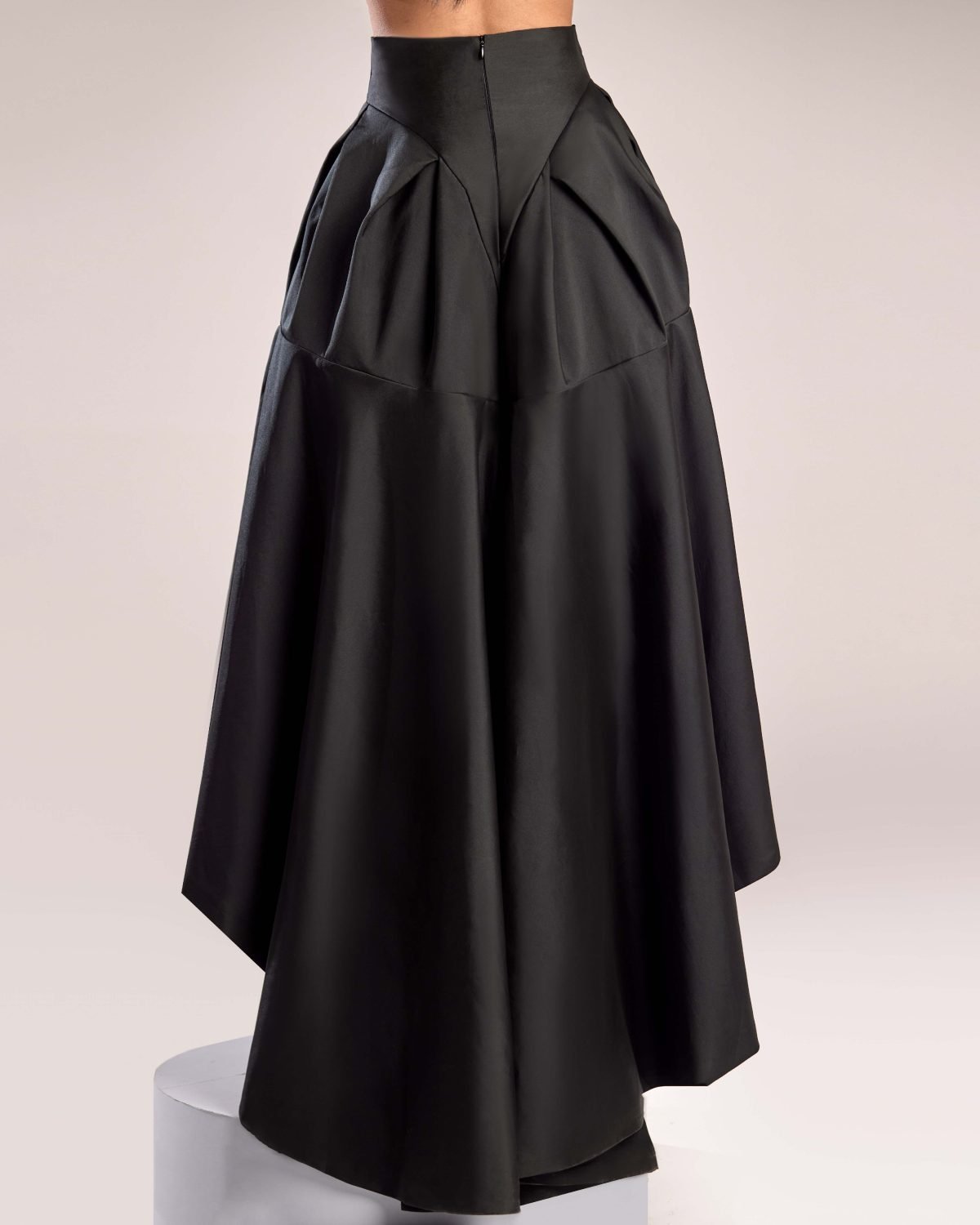 Elegant Black Taffeta Skirt with High-Waist and Flowing Silhouette