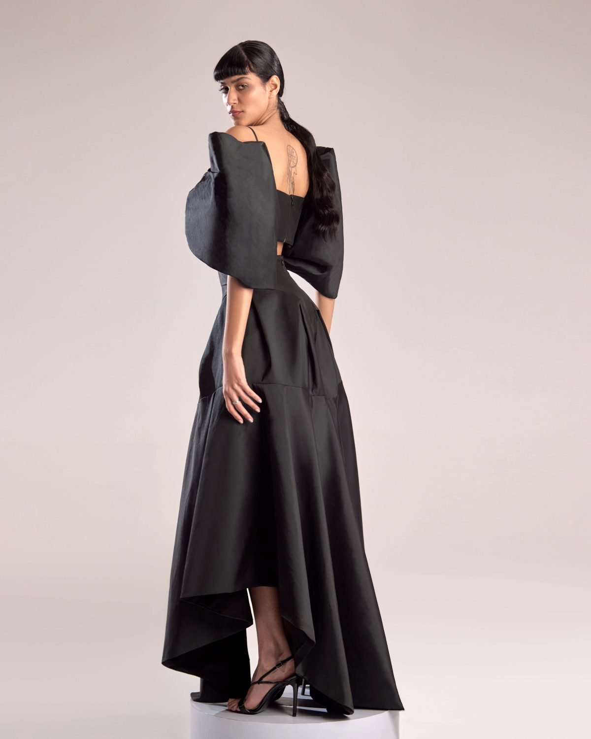Elegant Black Taffeta Skirt with High-Waist and Flowing Silhouette