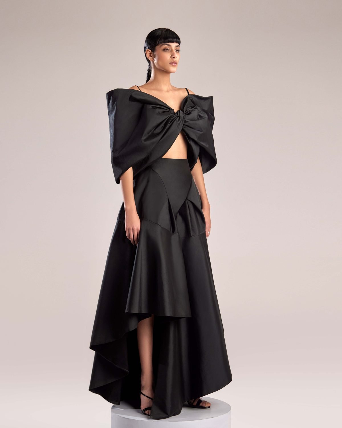 Elegant Black Taffeta Skirt with High-Waist and Flowing Silhouette