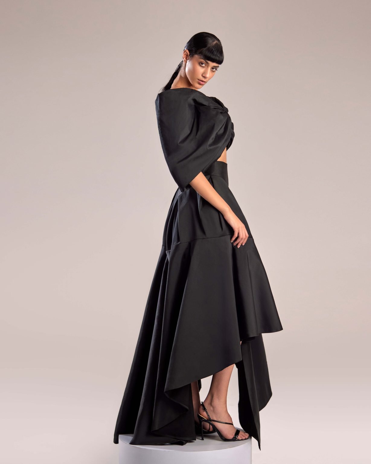 Elegant Black Taffeta Skirt with High-Waist and Flowing Silhouette