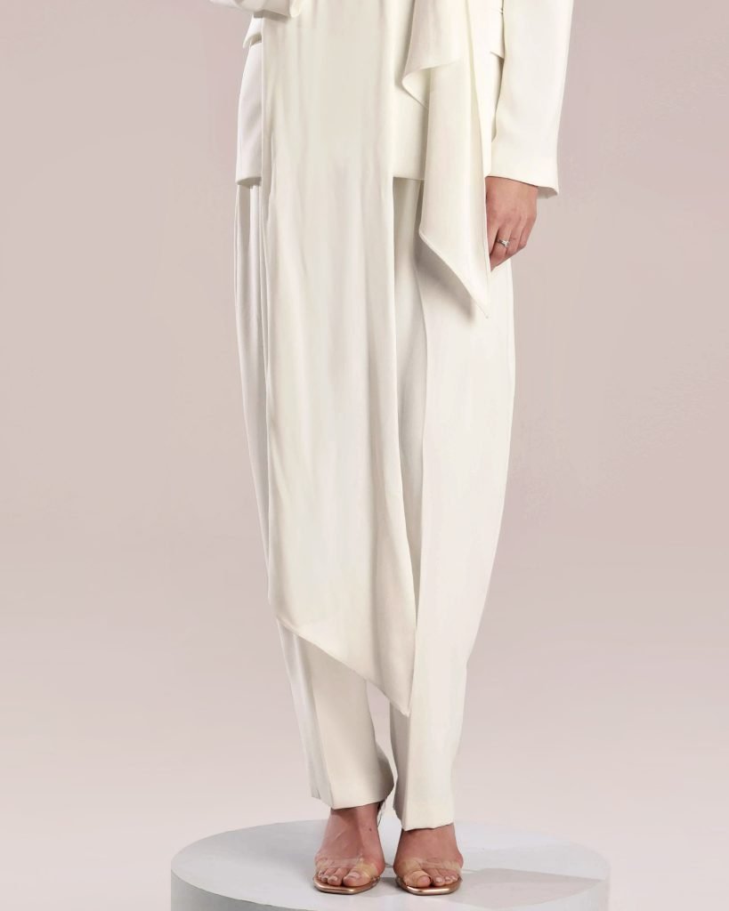 Elegant White Crepe Pants with Loose Cut 