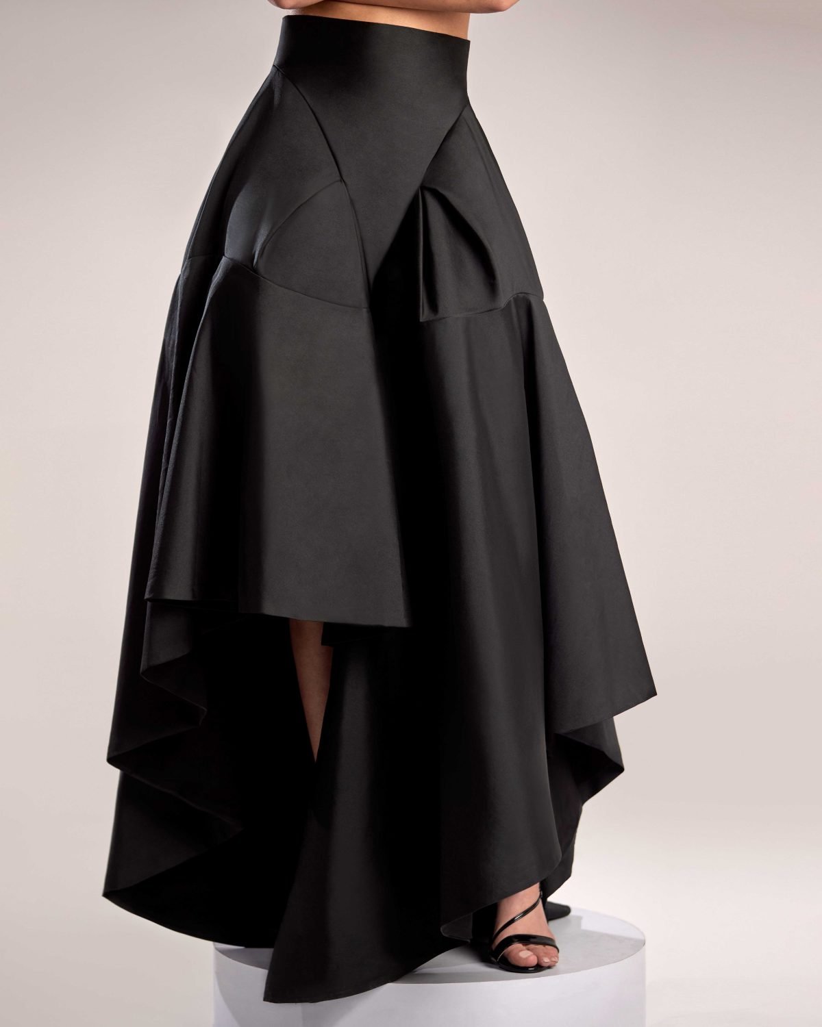 Elegant Black Taffeta Skirt with High-Waist and Flowing Silhouette