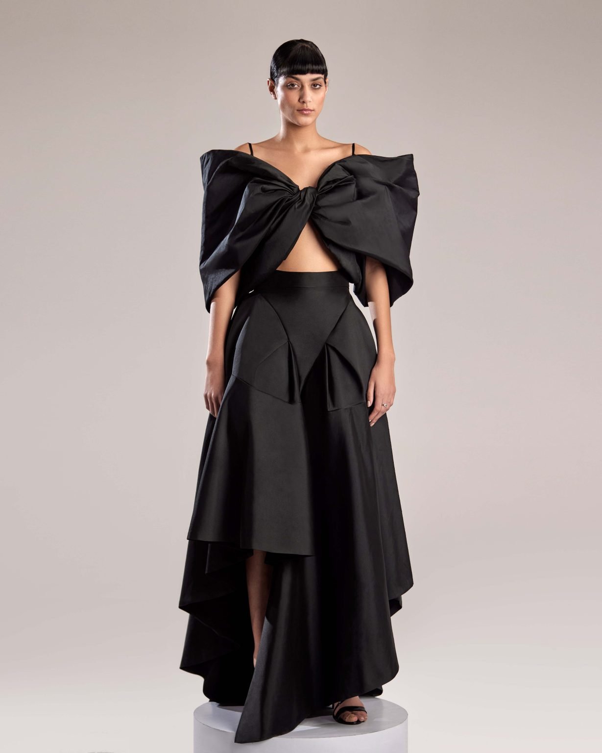 Elegant Black Taffeta Skirt with High-Waist and Flowing Silhouette