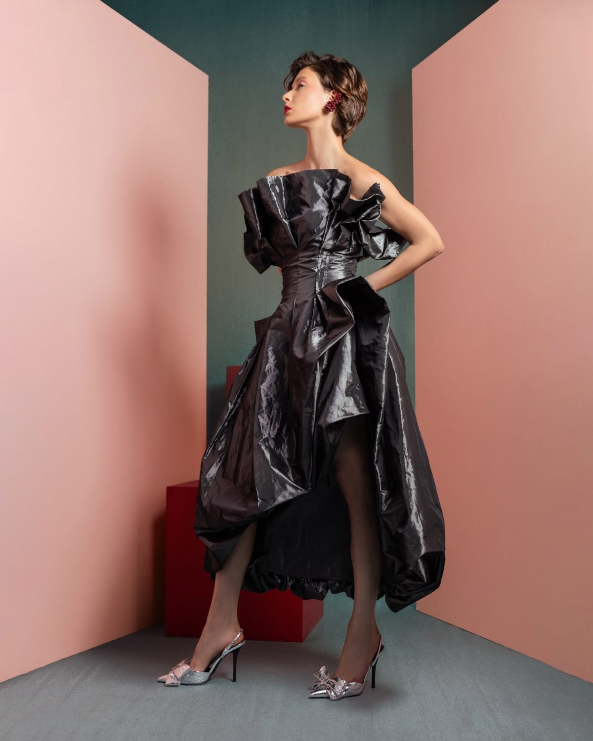 Anthracite Strapless Dress with metallic Ruffles Presence